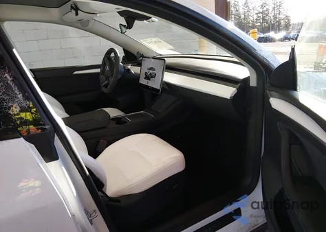 2023 Tesla Model Y Awd/Long Range Dual Motor All-Wheel Drive z USA, uszkodzony, nr VIN 7SAYGDEE3PF863139